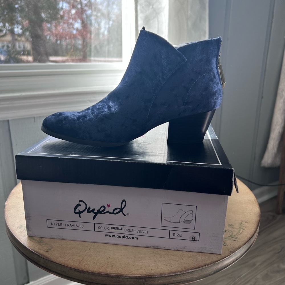Qupid Women's Navy Velvet Ankle Booties